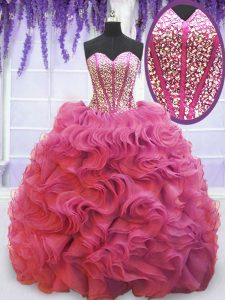 El rebordear y las colmenas sin mangas del color de rosa caliente de la venta encajan para arriba el vestido del quinceanera