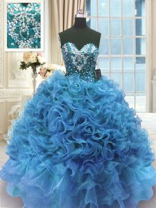 Los vestidos de bola azules longitud sin mangas del piso del organza del amor atan para arriba el rebordear y ruffles el vestido del décimo quinto cumpleaños