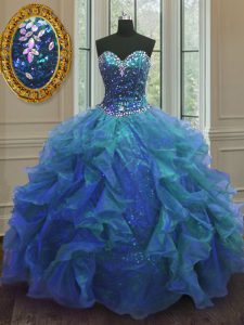 El azul de la manera ata para arriba el vestido del baile de fin de curso del vestido de bola que rebordea y riza la longitud sin mangas del piso
