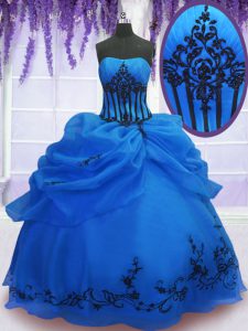 El bordado sin mangas de gama alta ata para arriba el vestido del quinceanera del dulce 16