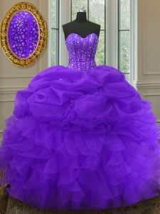 Los vestidos de bola púrpuras que rebordean y los volantes y recogen el dulce 16 vestido del quinceanera atan para arriba la longitud sin mangas del piso del organza