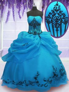 Los vestidos de bola del vestido del 15to cumpleaños azul sin tirantes sin mangas de la longitud del piso del organza sin tirantes atan para arriba
