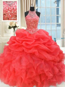 Elegante recoger los vestidos de bola de membrillo de los vestidos de fiesta de coral rojo de cuello alto sin mangas de la longitud del piso sin mangas hasta