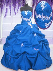 Diseña los vestidos azules de bola sin tirantes sin mangas de tafetán de longitud de piso de encaje hasta los apliques y recoger 15 quinceanera vestido