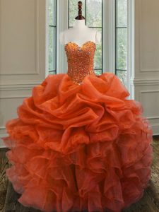 La mejor longitud sin mangas del piso que rebordea y los volantes atan para arriba el vestido de quinceanera con el rojo anaranjado