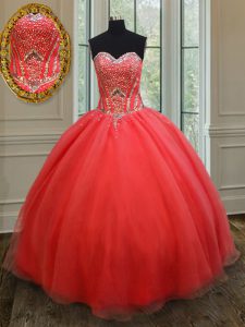 La vendimia que rebordea el rojo coralino del vestido del dulce 16 ata para arriba la longitud sin mangas del piso