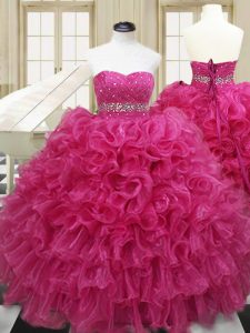 Los vestidos de bola del color de rosa caliente que rebordean y rizan el vestido del quinceanera atan para arriba la longitud sin mangas del piso del organza