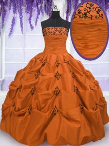 Precioso tafetán sin tirantes sin mangas encaje hasta bordado y recoge dulce 16 vestido de quinceañera en naranja rojo