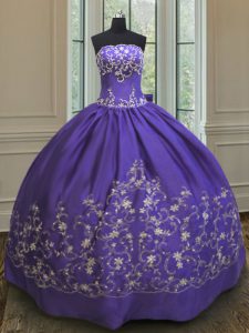 La púrpura asombrosa ata para arriba el bordado sin tirantes vestidos de quinceanera sin mangas del satén
