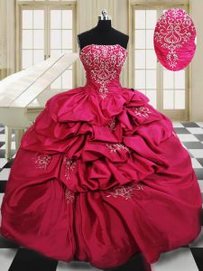 Los vestidos de bola del color de rosa caliente que rebordean y bordan y levantan el vestido del quinceanera atan para arriba longitud sin mangas del piso del tafetán