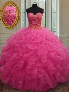 La longitud sin mangas encantadora del piso del organza atan para arriba dulce 16 vestidos en color de rosa caliente con rebordear y volantes