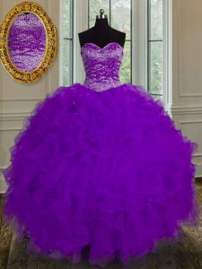 Berenjena púrpura sin mangas rebordear y volantes vestidos de quinceañera de longitud de piso