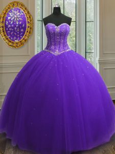 El neckline púrpura del amor que rebordea y el vestido sin mangas del quinceanera de los cequis ata para arriba