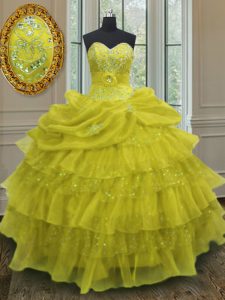 Longitud del piso amarillo vestidos de quinceañera organza sin mangas rebordear y capas con volantes y pick ups