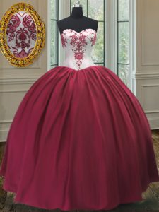 Los vestidos de bola de Borgoña longitud sin mangas del piso del tafetán del amor atan para arriba el vestido del quinceanera del bordado 15