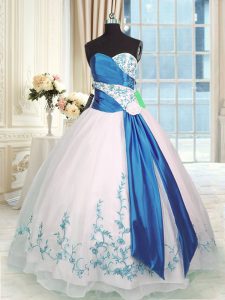 Azul y blanco diseñados para requisitos particulares atan para arriba el bordado y las cintas del amortiguan el vestido sin mangas del organza del vestido de la quinceañera