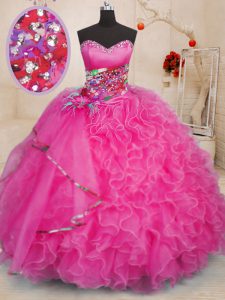 Los vestidos quinceañera del color de rosa caliente usan la bola militar y el dulce 16 y el quinceanera y para con el rebordear y las colmenas el cordón sin mangas del amor para arriba