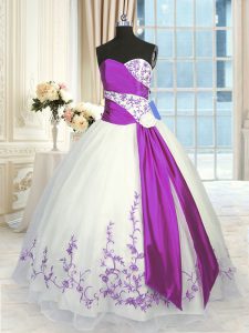 El brillo blanco y púrpura atan para arriba el bordado y las cintas del amortiguan los vestidos de la quinceañera organza sin mangas