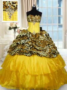 El oro impreso agraciado ata para arriba el vestido del baile de fin de curso del vestido de bola que rebordea y las capas rizadas el tren sin mangas del barrido