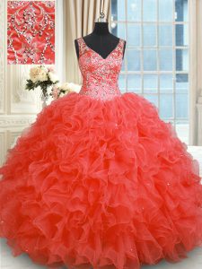 Vestidos de boda rojos coralinos del estilo nuevo v-cuello sin mangas de la longitud del piso del organza que rebordea y volantes vestidos de quinceanera