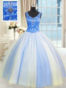 El v-cuello azul y blanco de la vendimia atan para arriba el rebordear y el vestido dulce 16 de los cequis sin mangas
