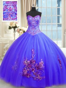 Los vestidos de bola azules elegantes de la longitud sin mangas del piso de Tulle del amor atan para arriba los vestidos del quinceanera del bordado
