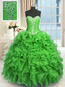 El neckline verde del amor de lujo que rebordea y riza los vestidos del quinceanera sin mangas ata para arriba