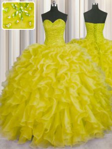 Longitud de piso amarillo quinceanera vestido organza sin mangas rebordear y volantes