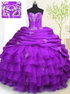 Vestido de quinceañera sin mangas tradicional sin tirantes con tren cepillado rebordeado y apliques y capas volantes y recoge púrpura organza y tafetán