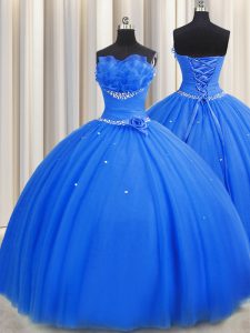 El neckline sin tirantes azul y los cequis hechos a mano de la flor de la flor y el vestido hecho a mano del baile de fin de curso del vestido de bola de la flor sin mangas atan para arriba
