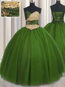 Los vestidos de bola verdes bonitos Tulle del amor sin mangas que rebordean y que ruching y la longitud del piso de la correa atan para arriba vestidos de quinceanera