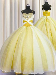 Las cortinas de espagueti modestas longitud sin mangas del piso del organza atan para arriba dulce 16 vestido en amarillo con el rebordear y el ruching