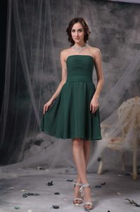 Simple Verde Oscuro Corte A Estrapless Homecoming Vestido Ruch Chifón Knee-length