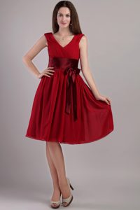 Rojo Vino Corte Imperial V-neck Knee-length Chifón Sash Paseo Vestido