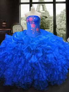 Diseñador de vestidos de noche de color azul azulado sin tirantes de organza sin tirantes bordados y colmenas de longitud de piso hasta vestidos de quinceañera