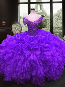 Mangas de la tapa del flare longitud del piso del organza atan para arriba vestido del baile de fin de curso del vestido de bola en púrpura con rebordear y volantes