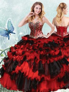 Flare longitud sin mangas del piso del organza atan para arriba vestidos de quinceanera en rojo y negro con rebordear y capas y las lentejuelas rizadas