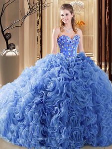 De alta clase azul organza vestido de quinceañera y la tela con flores de balanceo tren de la corte bordado sin mangas y volantes