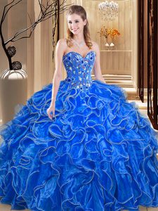 Liquidación azul royal sin mangas de longitud de piso de bordados y volantes de encaje hasta los vestidos de fiesta de quince