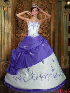Púrpura Vestido De Fiesta Estrapless Hasta El Suelo Bordado Satén Vestido De Quinceañera