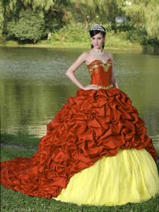 Y Pick-ups Rojo Cepillo Tren Exquisito Style para 2015 Vestido De Quinceañera