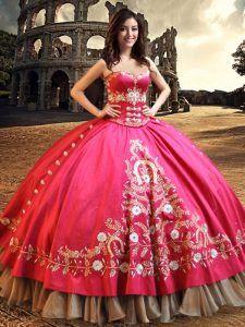 Los vestidos de bola del color de rosa caliente que el beading sin mangas del tafetán y la longitud del piso del bordado atan para arriba los vestidos dulces 16