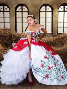 Elegante fuera del hombro blanco y rojo ata para arriba vestidos de quinceanera bordado y capas con volantes capa mangas longitud del piso