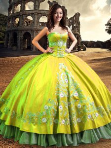 Un hombro vestido sin mangas de quinceañera piso de longitud de encaje y bordado verde amarillo satinado