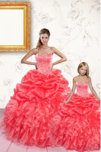 Asequible recoger los vestidos de baile de longitud de piso sin mangas coral rojo quinceanera vestido de encaje hasta