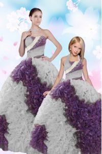 La tela blanco y púrpura asombrosa con las flores del balanceo ata para arriba el vestido sin mangas sin mangas del vestido del baile de fin de curso del vestido de la longitud del piso que rebordea y los cequis