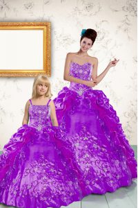 Púrpura sin mangas rebordear y bordado y recoge piso longitud vestido de cumpleaños 15