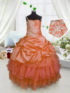 Popular uno de los hombros de los vestidos de bola de color naranja rebordeado y capas de rizado y recoger las niñas vestidos de desfile de satén y tul sin mangas longitud del piso