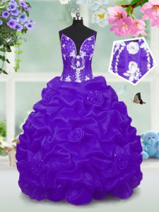 Los vestidos de bola púrpuras del v-cuello del tafetán sin mangas que rebordean y recogen la longitud del piso atan para arriba el desgaste formal de los cabritos