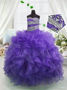 Los vestidos púrpuras del desfile de la berenjena para el partido de las muchachas y el banquete de boda y para con el rebordear y las colmenas el cordón sin mangas del amor para arriba